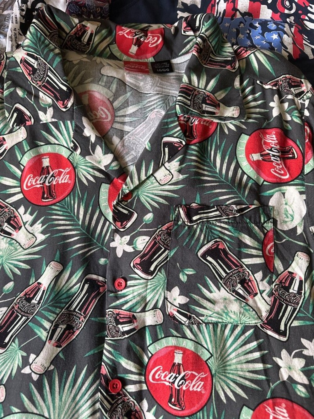 Coca-Cola Hawaiian Button-Up Shirt Tropical Print Black Red Green Large - Picture 4 of 5